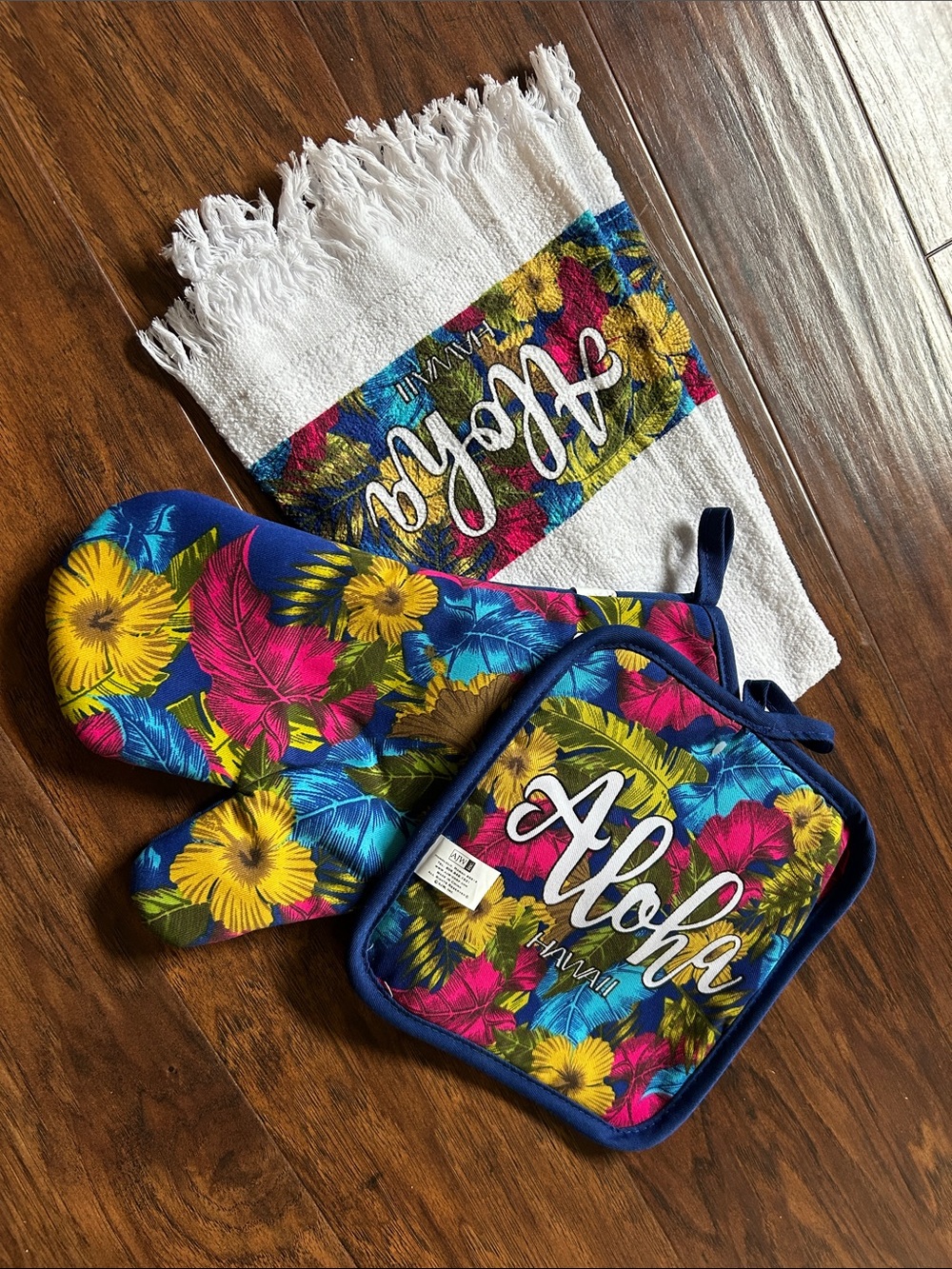 NWOT!! Aloha Oven Mitt, Dish Towel and Pot Holder Set - Vibrant Floral